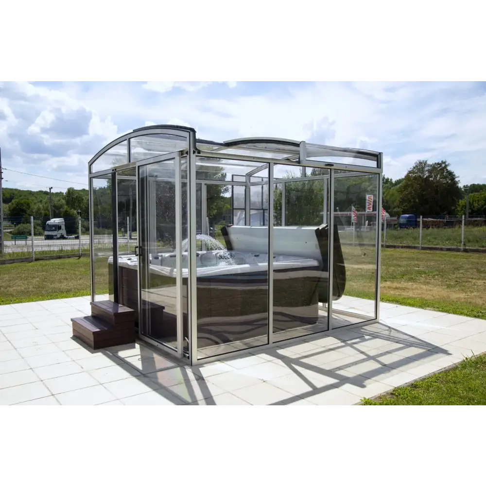 Spatak Luminosa: modern glasbubbelpool med kurvad ram och transparent design