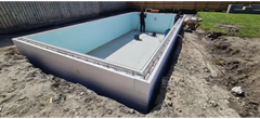 Thermopool Premium rektangulär ingroundpool med ljusblå mosaik och vit betong