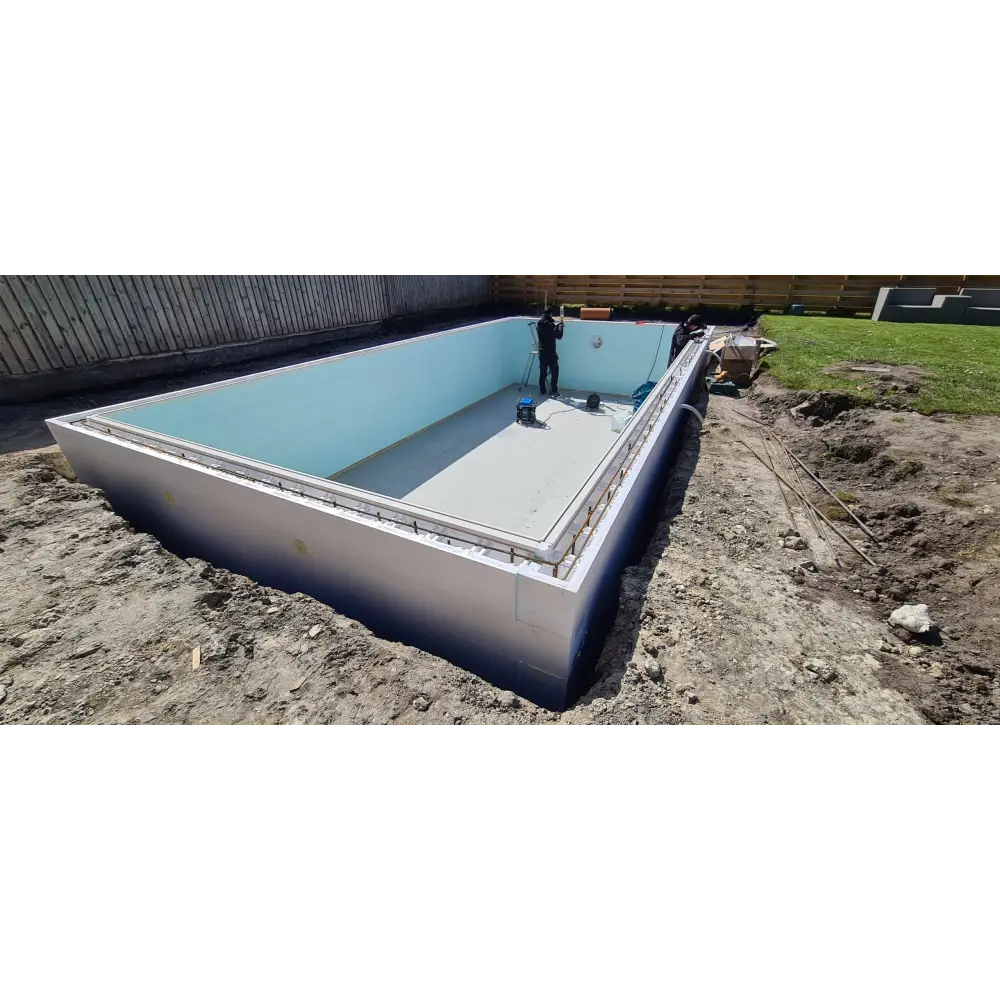 Rektangulär ingroundpool i Thermopool Premium med ljusblå interiör och vita betongväggar