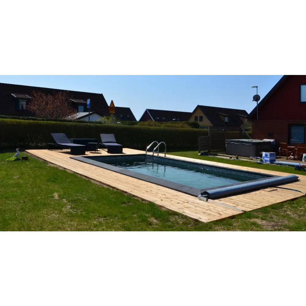 Thermopool Premium rektangulär pool med mörkblått vatten och svart kant på trädäck