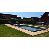 Thermopool Premium rektangulär pool med mörkblått vatten och svart kant på trädäck