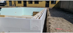 Vit Thermopool Premium isolering med blå mosaik och silverkant för poolgrund
