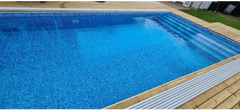 Thermopool Premium med blå mosaikplattor och silverkant, rektangulär pool
