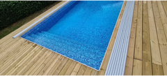 Ljusblå skumisoleringspaneler i Thermopool Premium med blå mosaikplattor och silverkant