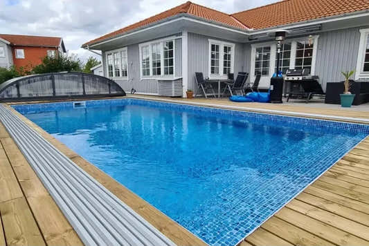 Inbyggd rektangulär pool med blå mosaik och trätrall, Thermopool Premium Plus Inbyggd rektangulär pool med blå mosaik och trätrall, Thermopool Premium Plus