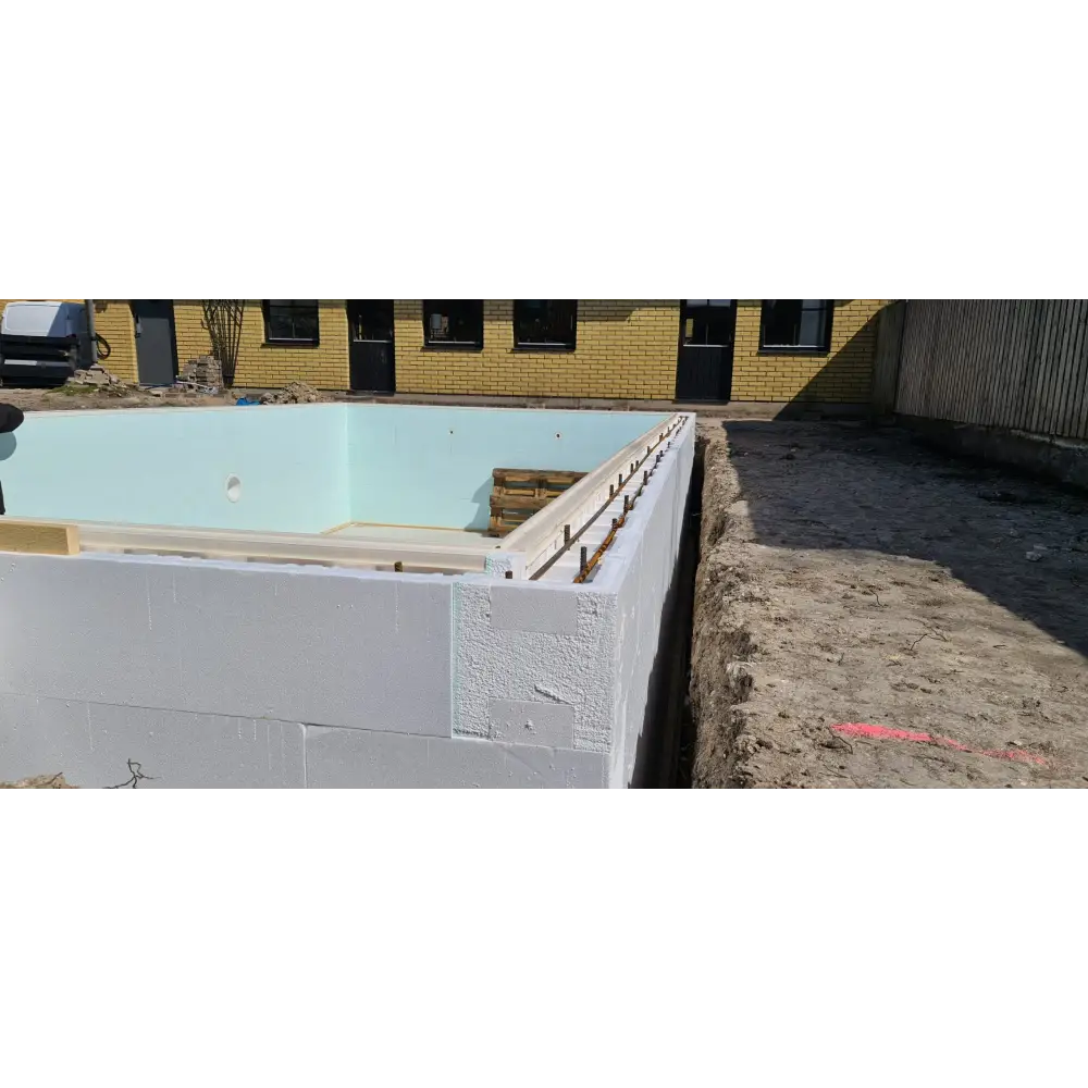 Vit isolerad betongvägg med ljusblå foder i Thermopool Standard