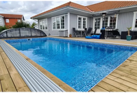 Inbyggd rektangulär pool Thermopool Standard med blå mosaik och trädäck