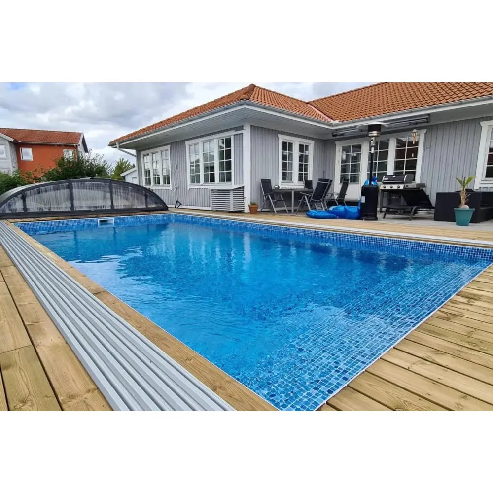 Inbyggd rektangulär pool Thermopool Standard med blå mosaik och trädäck