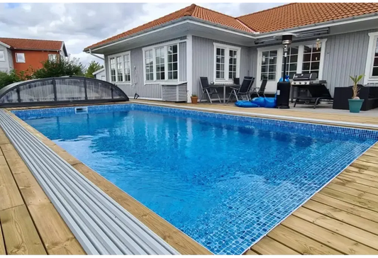 Inbyggd rektangulär pool Thermopool Standard med blå mosaik och trädäck
