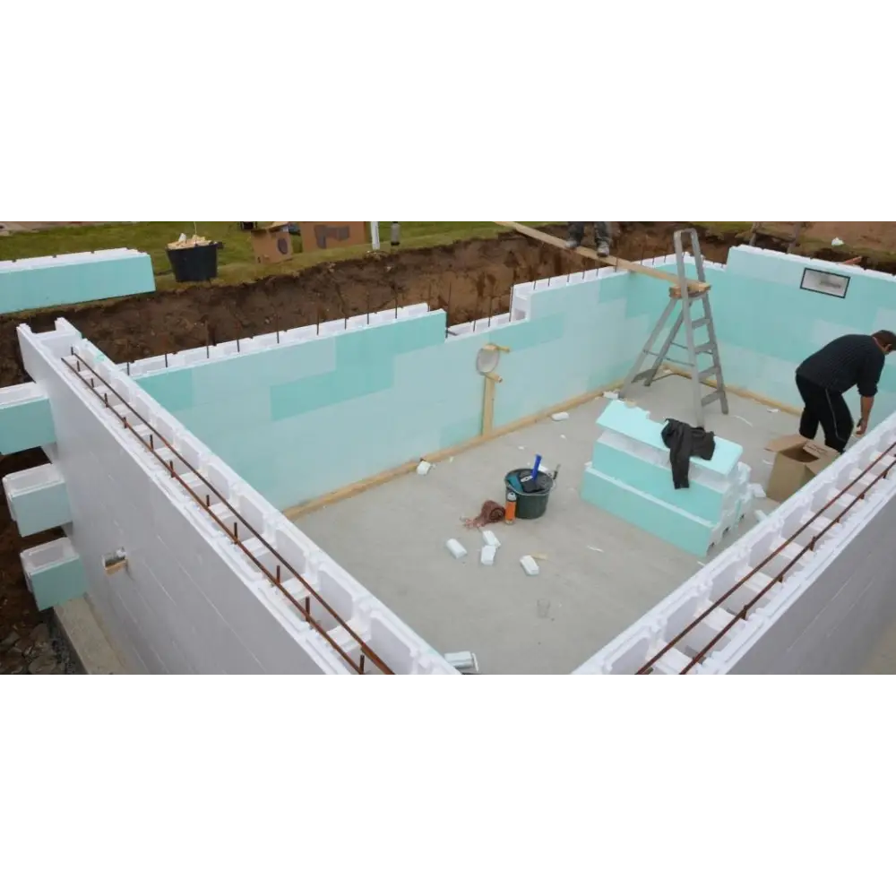 Ljusblå isoleringspaneler i Thermopool Standard med blå mosaik och silverkant