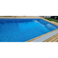 Thermopool Standard med blå mosaik och rektangulär pool i trädeck