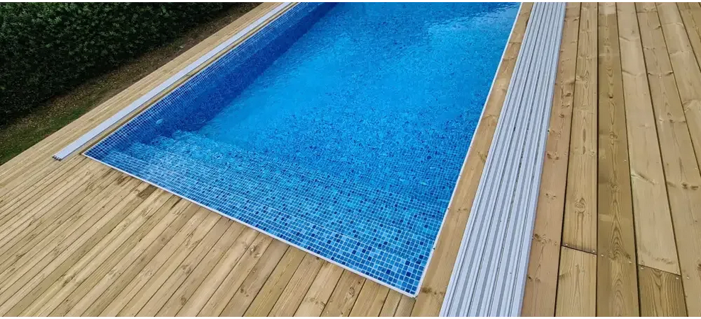 Thermopool Standard Plus med blå mosaik, rektangulär pool med trädäck
