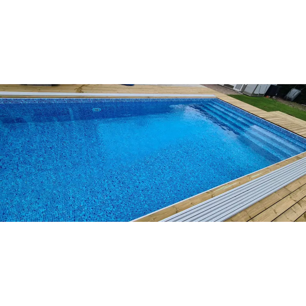 Thermopool Standard Plus med blå mosaik, rektangulär pool med trädäck