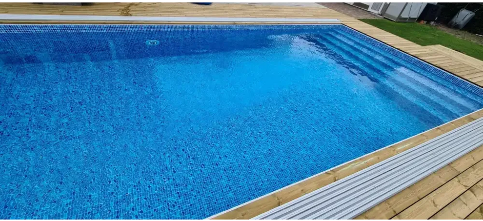 Thermopool Standard Plus med blå mosaik, rektangulär pool med trädäck