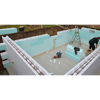 Ljusblå skumisoleringspaneler i Thermopool Standard Plus med blå mosaik och metallkant