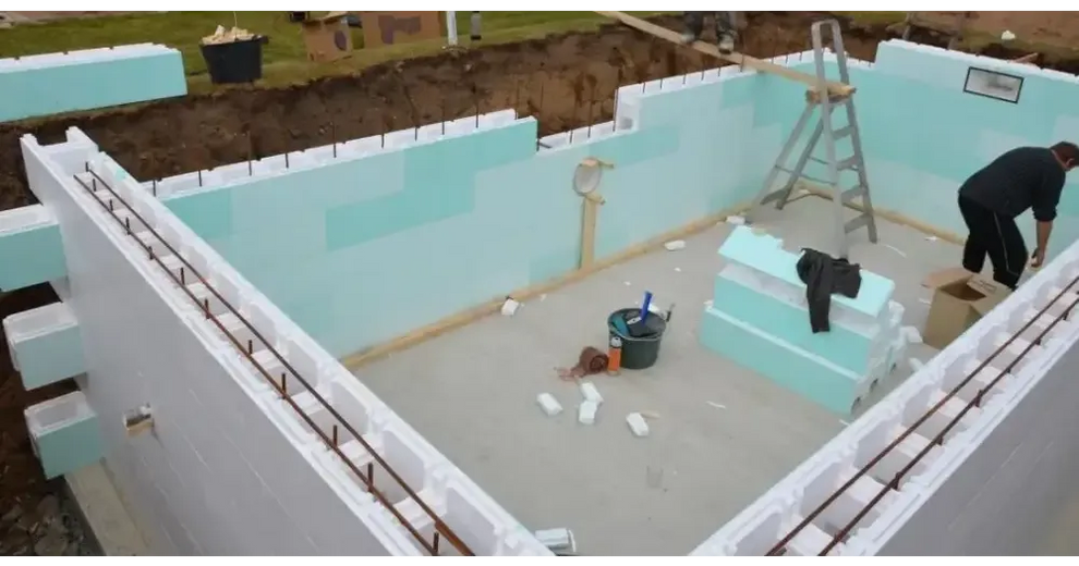 Ljusblå skumisoleringspaneler i Thermopool Standard Plus med blå mosaik och metallkant