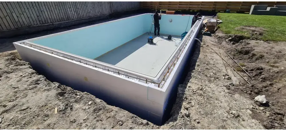 Rektangulär inground Thermopool Standard Plus med blå mosaik och metallkant