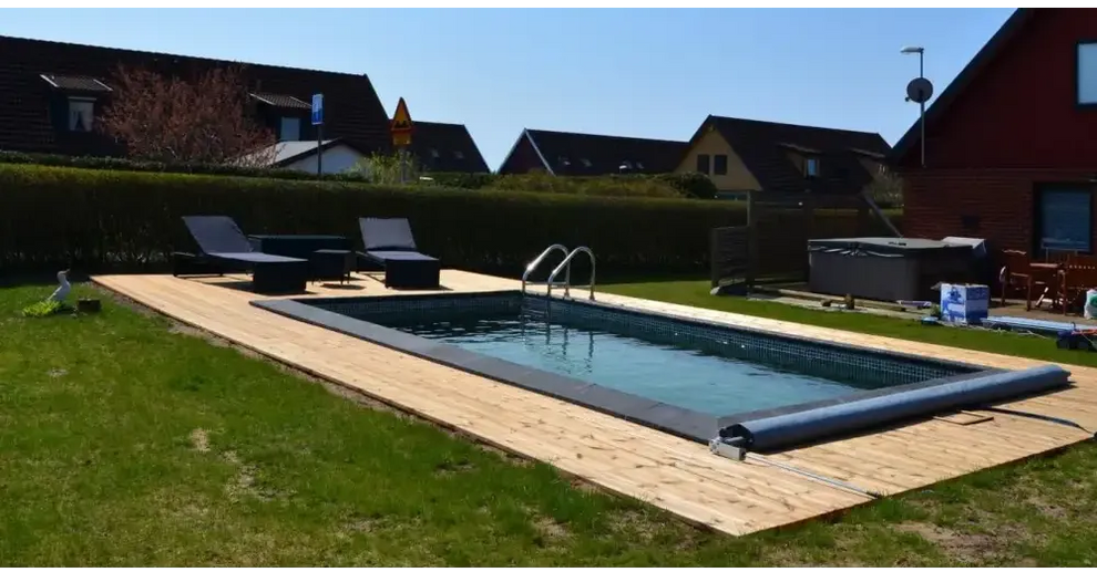 Thermopool Standard Plus rektangulär pool med blå mosaik och mörkblått vatten