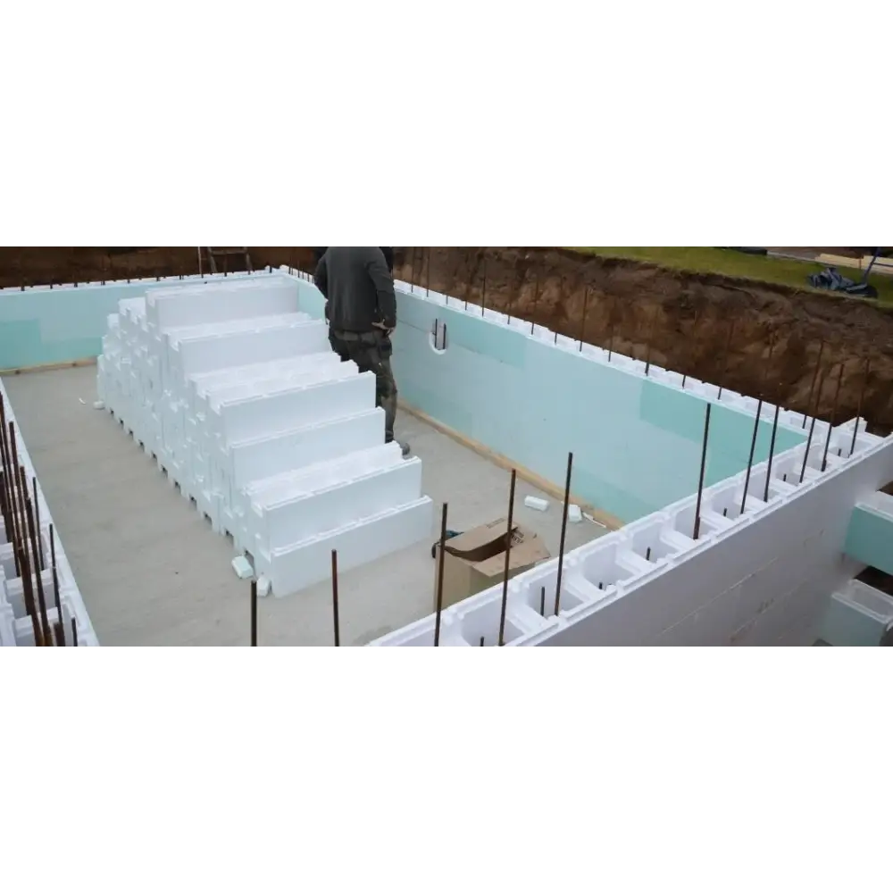Vit isoleringsskumblock i trappsteg för Thermopool Standard Plus grund