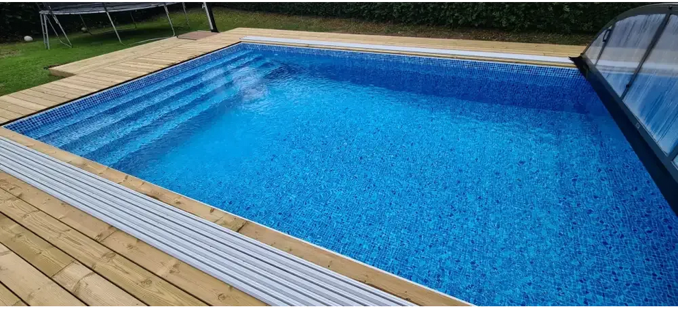 Thermopool Standard Plus med blå mosaik, rektangulär pool med trädäck