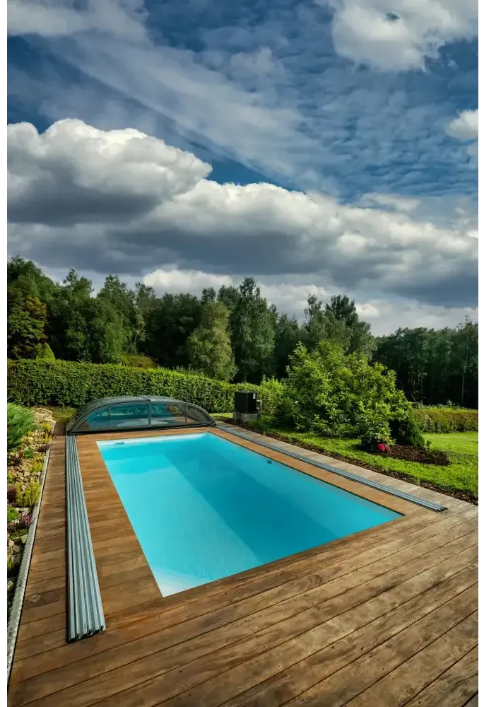 Rektangulär Thermopp Poolpaket Qbig med klart blått vatten och glastak