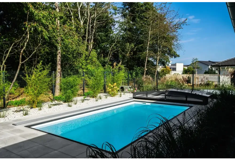 Rektangulär pool med klart blått vatten i Thermopp Poolpaket Qbig