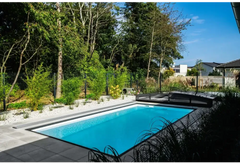 Rektangulär pool med klart blått vatten i Thermopp Poolpaket Qbig