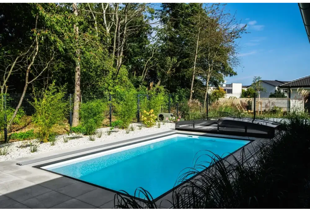 Rektangulär pool med klart blått vatten i Thermopp Poolpaket Qbig