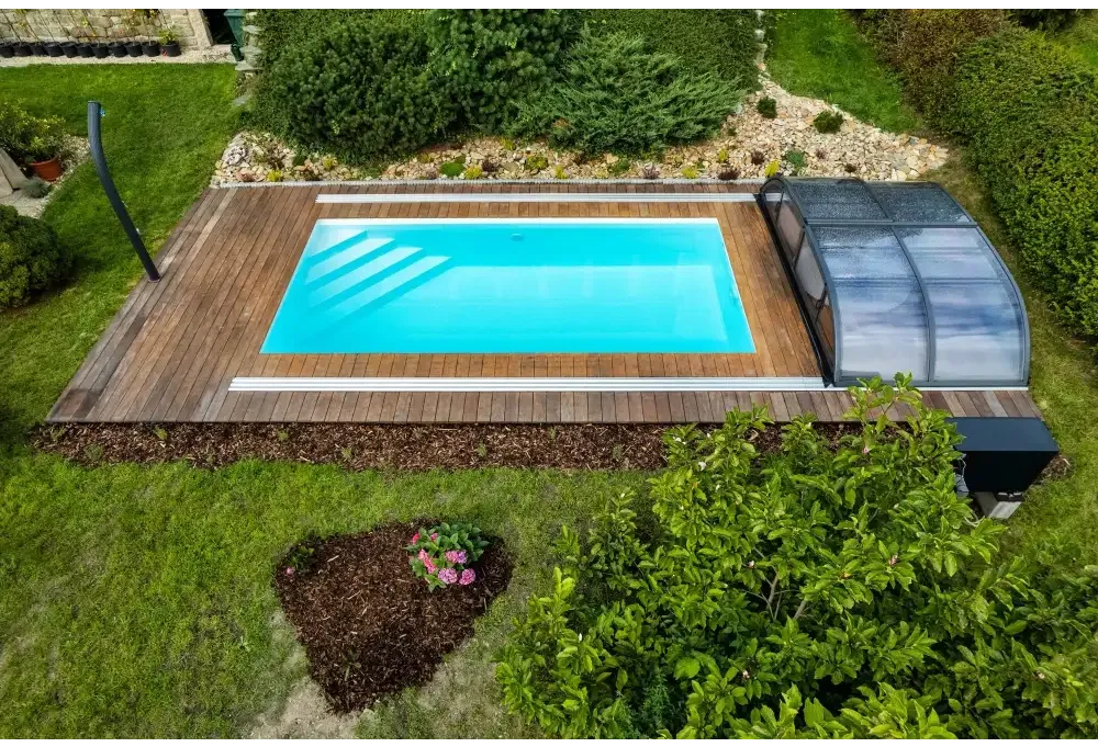 Rektangulär pool med klart blått vatten i Thermopp Poolpaket Qbig