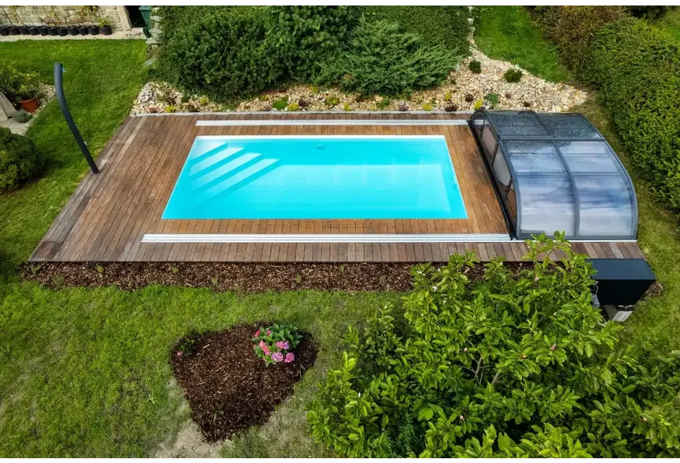 Rektangulär pool med klart blått vatten i Thermopp Poolpaket Qbig