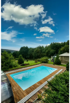 Rektangulär pool med klart blått vatten i Thermopp Poolpaket Qbig