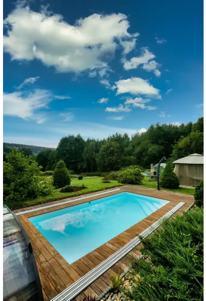 Rektangulär pool med klart blått vatten i Thermopp Poolpaket Qbig