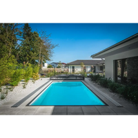 Rektangulär ThermoPP Poolpaket QBig 3×5 med klart blått vatten, grå stenplattor och metallgaller