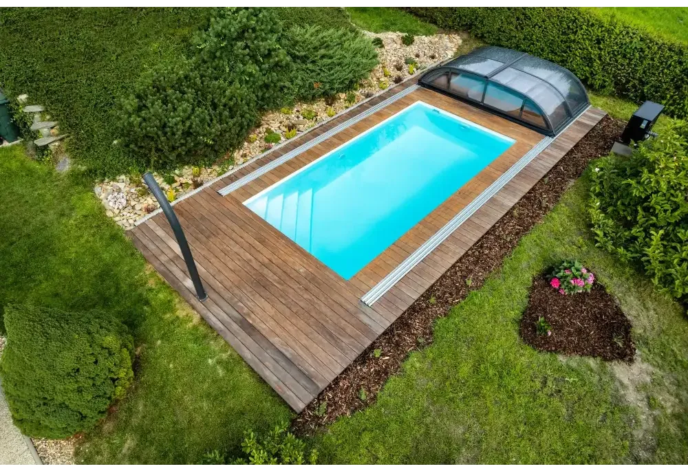 Rektangulär Thermopp poolpaket Qbig med klart blått vatten och trädeck