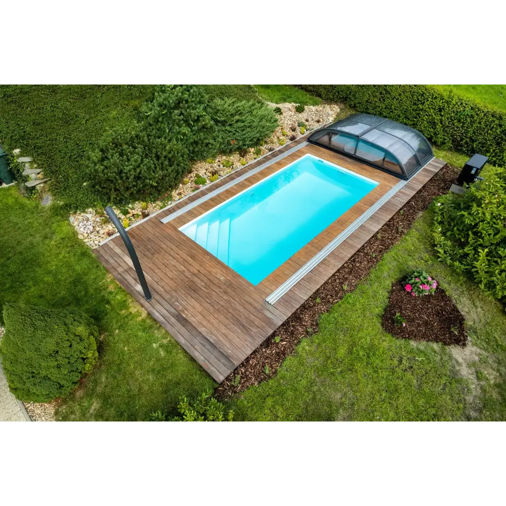 Rektangulär ThermoPP Poolpaket QBig 3×5 med klart blått vatten, trädeck och glastak