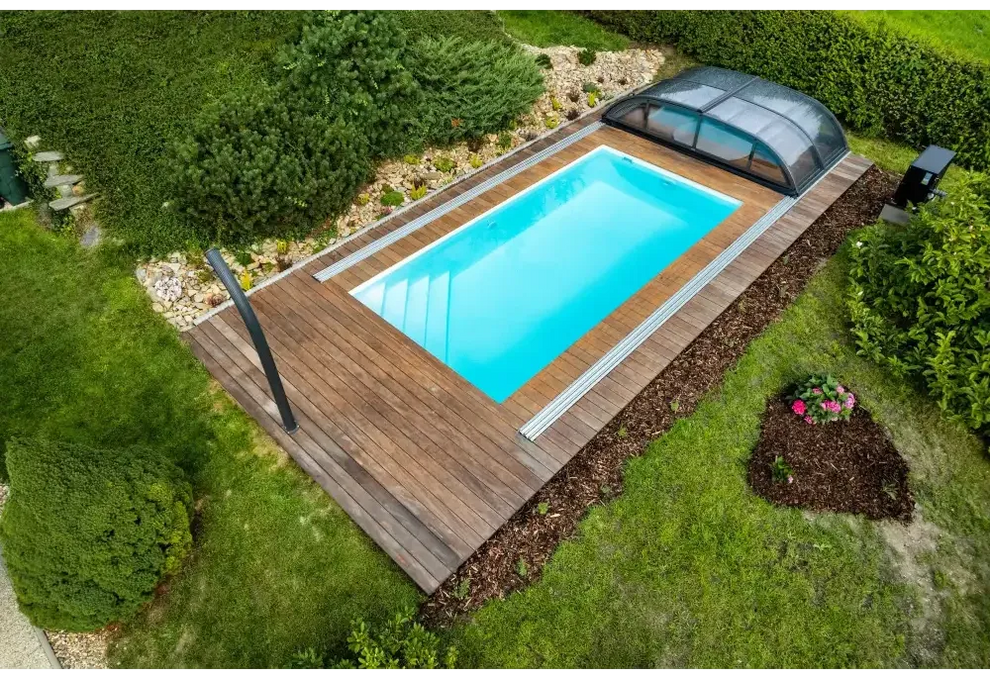 Rektangulär Thermopp poolpaket Qbig med klart blått vatten och trädeck