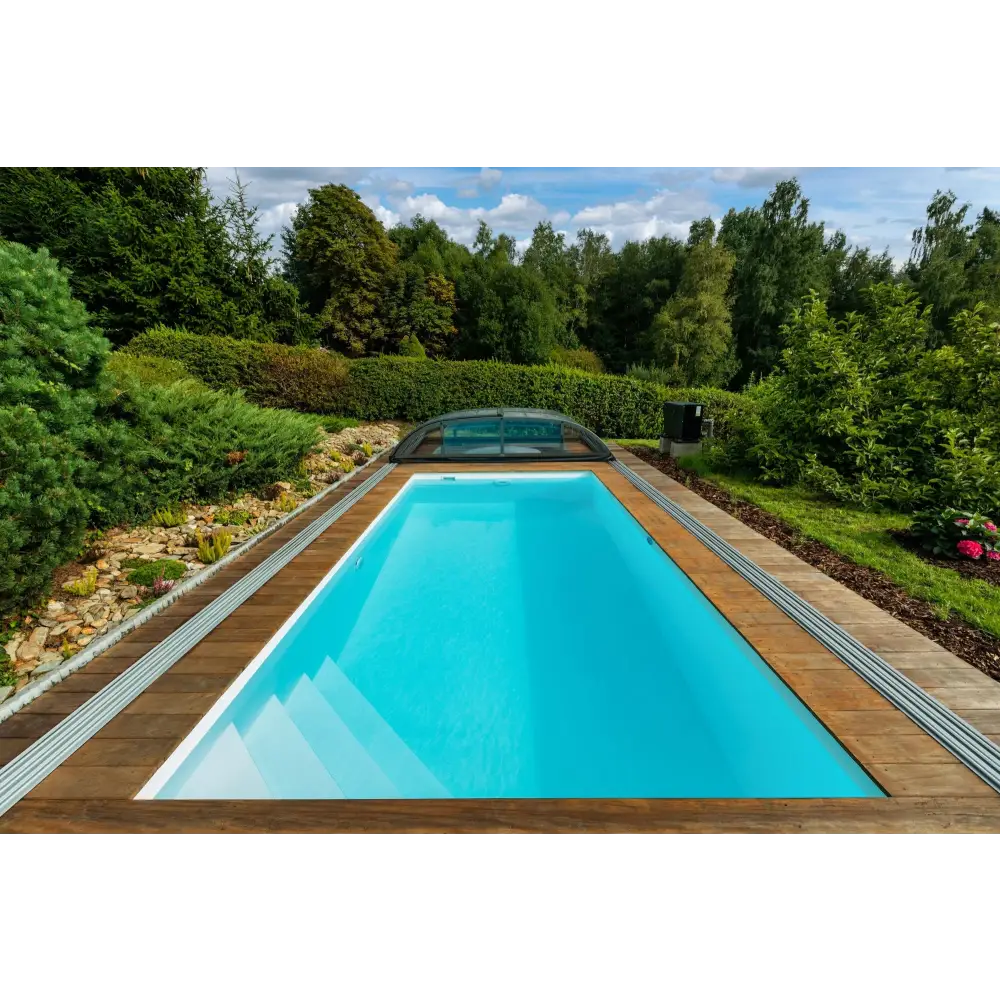 Rektangulär ThermoPP Poolpaket QBig med klart blått vatten och trädeck