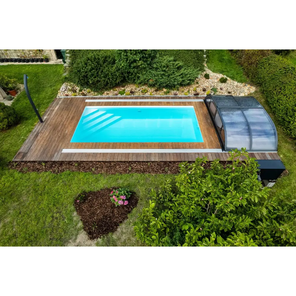 Rektangulär ThermoPP Poolpaket QBig med klart blått vatten och trädeck