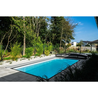 Rektangulär ThermoPP Poolpaket QBig med klart blått vatten och grönskande omgivning