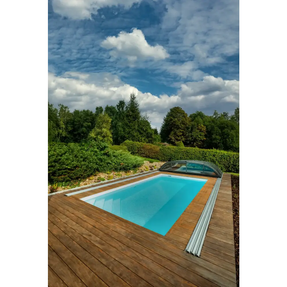 ThermoPP Poolpaket QBig: rektangulär pool med klart blått vatten, trädeck och glasöverdrag