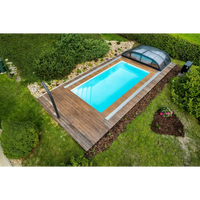 Rektangulär ThermoPP Poolpaket QBig med klart blått vatten, trädeck och glasöverbyggnad