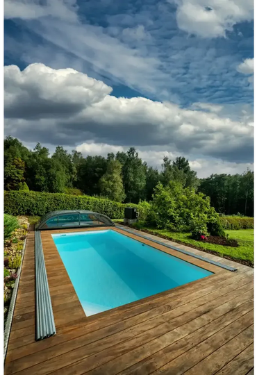 Rektangulär Thermopp Poolpaket Qbig med klart blått vatten, trädeck och glasöverdrag