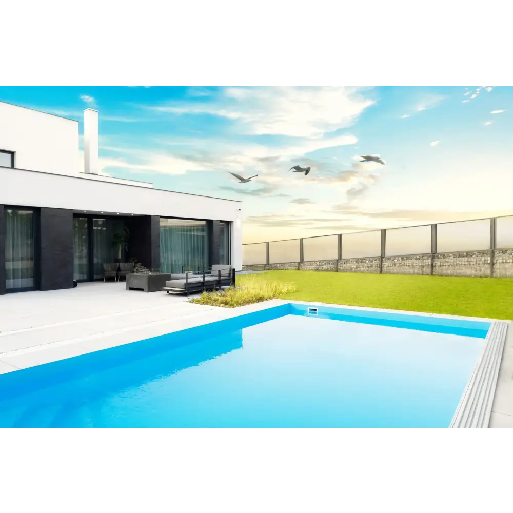 Rektangulär pool med klart blått vatten och vita kakelkanter vid modern minimalistisk hus, ThermoPP Poolpaket QBig 3×5