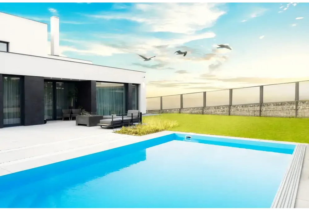 Modern vit tvåvåningshus med Thermopp Poolpaket Qbig och klarblå pool