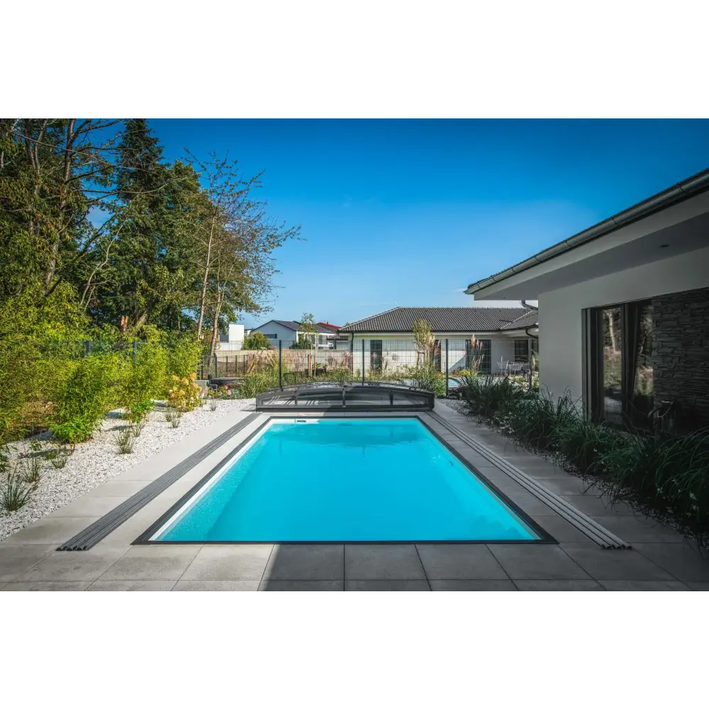 Rektangulär Thermopp PP Pool med klart blått vatten och grå stenplattor