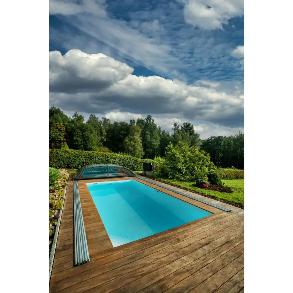 ThermoPP Poolpaket QBig 3×6 med rektangulär pool i klarblått vatten, trädeck och glasöverdrag