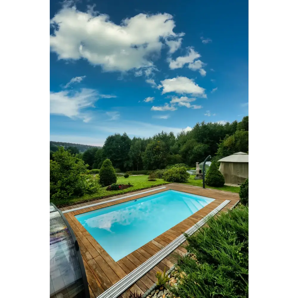 ThermoPP Poolpaket QBig 3×6 med klarblått rektangulärt vatten, trädeck och grönska