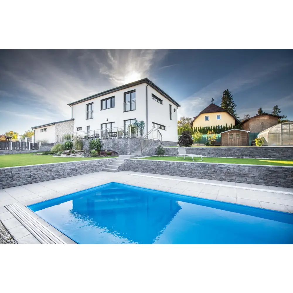 Modernt tvåvåningshus med Thermopp Poolpaket Qbig och stora fönster