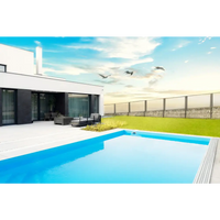 Rektangulär pool med klarblått vatten och vita kakelkanter vid modern minimalistisk hus, ThermoPP Poolpaket QBig 3×7