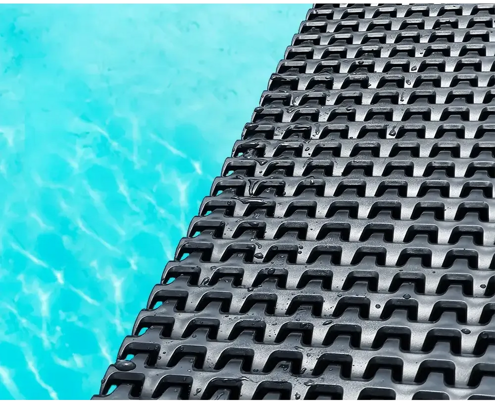 Svart texturerad poolmatta i Poolpaket Qbig Overflow med turkost vatten